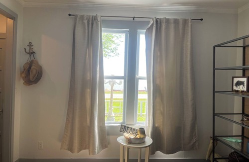 Long Mott House | 3-bedroom updated fishing cabin on the bay in Seadrift with WiFi & Central AC