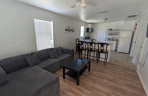 Northwest Los Angeles Heights House | 3-bedroom with AC in San Antonio Near Downtown, Medical Ctr, Six Flags, Airport