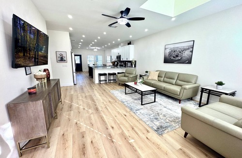 Cross Mountain House | #3 Best Luxury Townhome 3 bedroom- La Cantera-Six Flags-Sea World-River Walk-