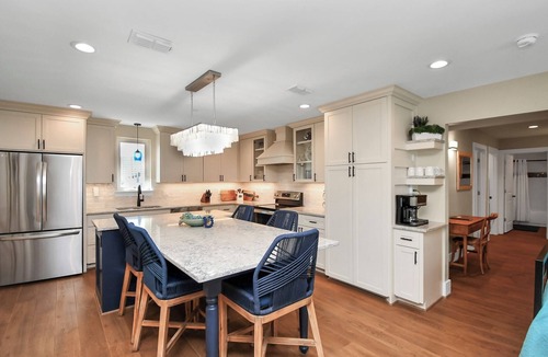 San Jacinto Apartment | 3 KING beds, CLOSE TO CRUISE LINES; Free parking,Rooftop dining at your leisure!
