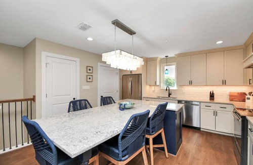 San Jacinto Apartment | 3 KING beds, CLOSE TO CRUISE LINES; Free parking,Rooftop dining at your leisure!