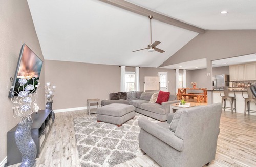 Addicks House | 🔥3 King SuitesMD Anderson West medical 3min to I-10 Med Center Fast WiFi Garage