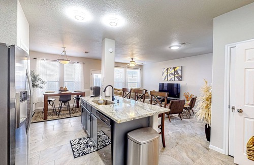 Conroe House | 3 Mi to Downtown Conroe: Updated Townhome w/Yard