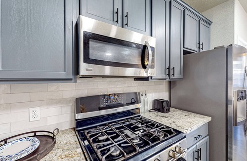 Conroe House | 3 Mi to Downtown Conroe: Updated Townhome w/Yard