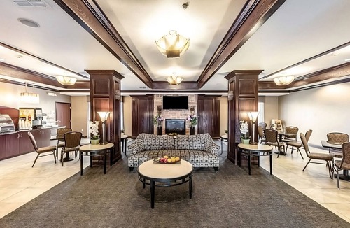 Mineral Wells Hotel | 3 Queen Beds Suite | Red Lion Inn & Suites w/Kitchenette, Near Clark Gardens