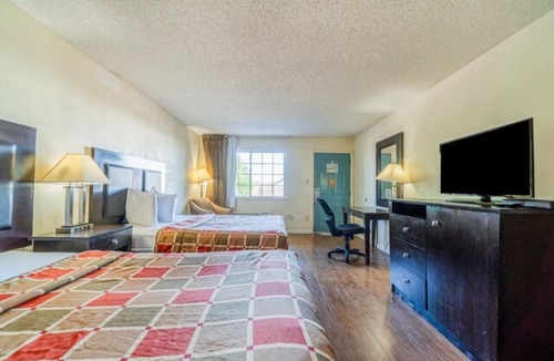 Port Lavaca Hotel | 3 Relaxing Rooms w/Seasonal Outdoor Pool - Near Lighthouse Beach!