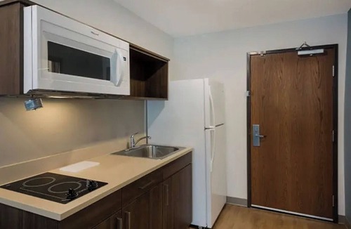 Austin Hotel | 3-Room Family Suite Near Downtown – 2 Queen Beds, Full Kitchen, & Parking
