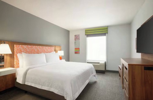 Houston Hotel | 3 Well-Equipped Rooms Near Lents Family Park East - 1.1 miles – Prime Location