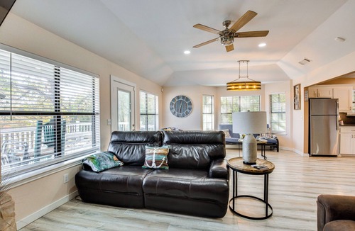 Kingston Cottage | 300 Feet to Lake Texoma: Modern Home w/Deck!