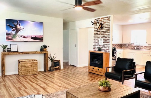 Hico House | 3BR, 1.5BA with covered parking minutes to downtown, 20 minutes to Stephenville.