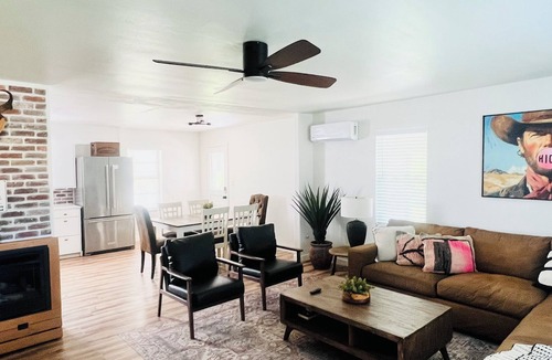Hico House | 3BR, 1.5BA with covered parking minutes to downtown, 20 minutes to Stephenville.