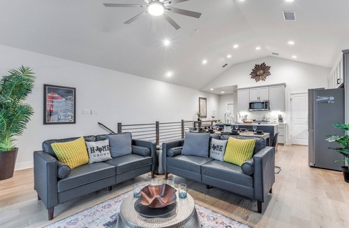 Southtown House | 3BR/4BA Walk to Riverwalk Dual King Suites Dual Balconies 2 Car Garage