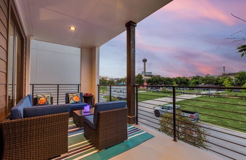 Southtown House | 3BR/4BA Walk to Riverwalk Dual King Suites Dual Balconies 2 Car Garage