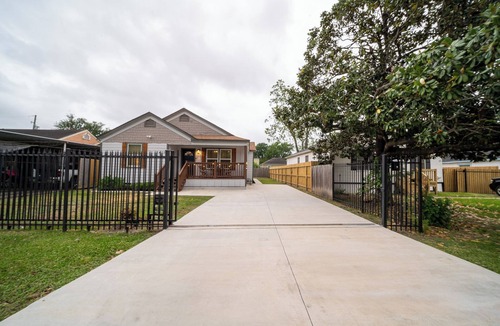 OST - South Union House | 3BR GATED HOME: NEAR NRG, DOWNTOWN, RICE, MED CENTER!