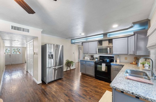 The Colony House | 3BR Home Sleeps 6-8 + Near FIFA & Universal Studios + Game Room + Fire Pit