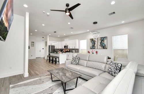 OST - South Union House | 3BR Houston Home near Medical Center, Zoo, Museums & Downtown | Sleeps 9