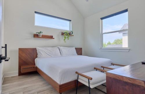South Manchaca House | 3BR Retreat - Near Airport - DT ATX - BBQ