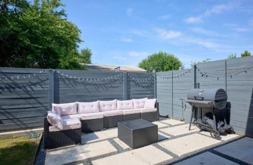 South Manchaca House | 3BR Retreat - Near Airport - DT ATX - BBQ