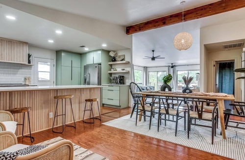 Granbury House | 4 BDRM Lakehouse on Protected Cove, Hot Tub, Swim, Fish, Kayaks