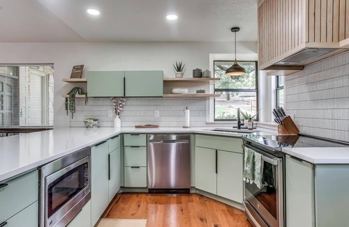 Granbury House | 4 BDRM Lakehouse on Protected Cove, Hot Tub, Swim, Fish, Kayaks