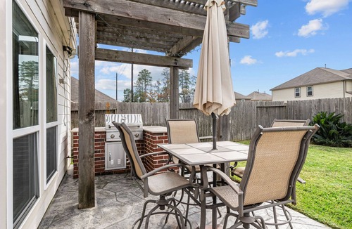 Spring House | 4 bedroom house with theatre! 10 minutes from Six Flags Hurricane Harbor!