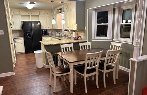 Southwood House | 4-bedroom vacation home just 4 minutes from Texas A&M University