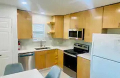 Central Arlington House | 4 BR/2 BA walking distance to AT&T, Ranger Stadium, Texas Live, Six Flags