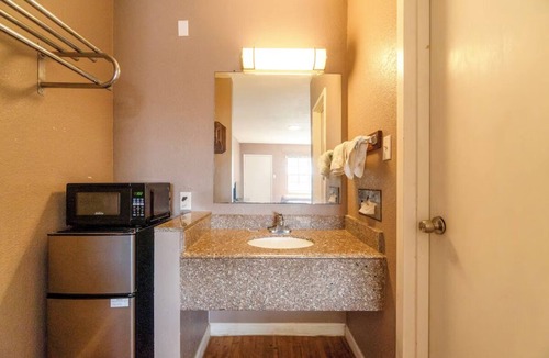Sweet Home Hotel | 4 Bright and Easy Access Rooms w/Free Parking - Yoakum City Park - 3.7 mi away
