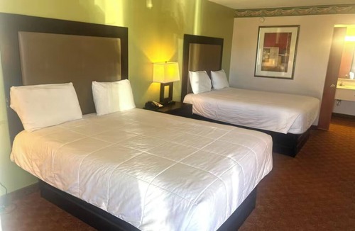 Whitesboro Hotel | 4 Essential Rooms with 2 Queen Beds Near Local Parks - Relax and Unwind