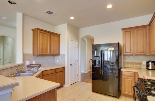 Wetmore House | 4 Mi to TPC San Antonio: Cozy Getaway w/Deck!