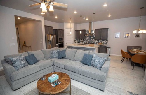 Las Cruces Villa | 4014/Russ Modern · New Home in Quiet Neighborhood - Relax and Enjoy