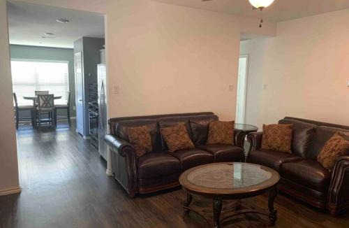 Decker Prairie House | 4Bed 2Bath Entire Home