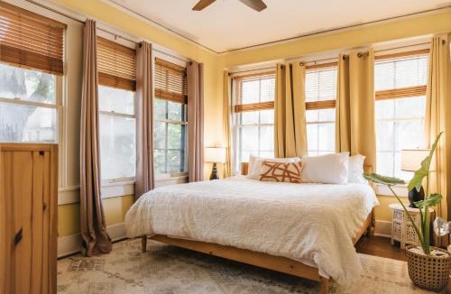 West Campus House | 4BR Campus Event Historic Retreat near DKR Texas Stadium