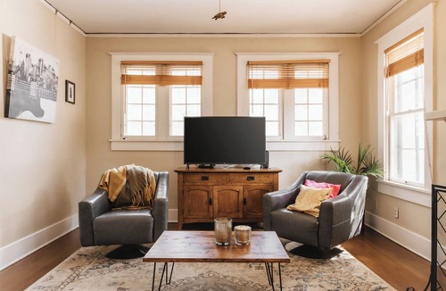 West Campus House | 4BR Historic Victorian Family Townhouse❤️Free Parking Walk to UT