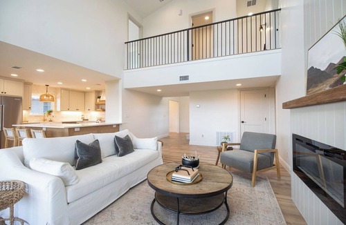 Marble Falls House | 4BR renovated home mins from Lake 3 acres, outdoor kitchen, fire pit, air hockey