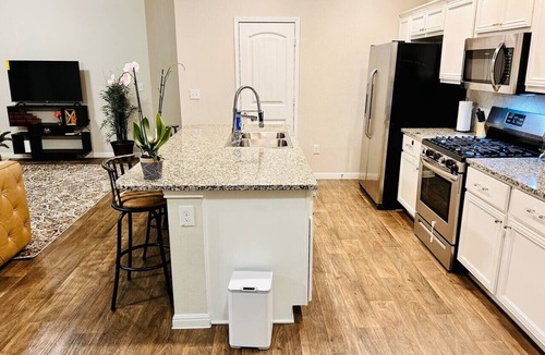 Pioneer Crossing House | 4BR retreat: 15m from Downtown and the Domain