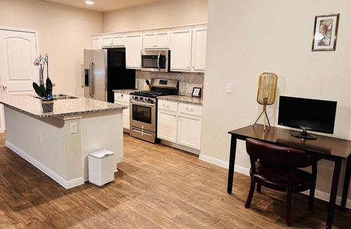 Pioneer Crossing House | 4BR retreat: 15m from Downtown and the Domain