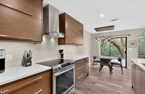 Barton Hills House | 5 bed/5 bath Hiking on Greenbelt Close to Zilker!