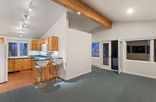 Aspen House | 5 BR Aspen Summer Rental - 5 Mins to Town, on 1+ Acre w/Pond & Tennis