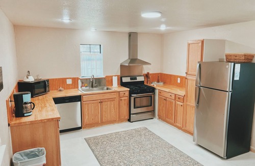Glen Rose House | 5 BR family ranch home, near Fossil Rim, hiking, farm animals and COWBOY POOL