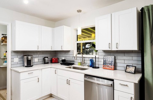 Dawson House | 5 Min to Downtown - Huge Yard - Dog Friendly -3GB/s Wifi - 75" TV