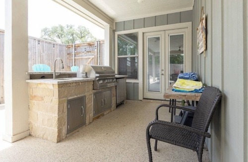 College Station House | 5BR 5.5BA Home Just a to Walk to Kyle Field Private Pool + Hot Tub Sleeps 16