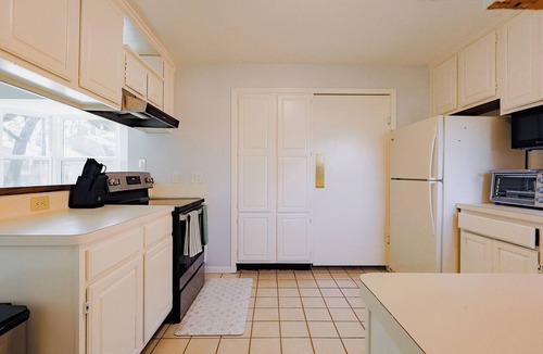 Spring Branch West House | 5BR Home - Hi Speed WiFi - King suit - Fire pit - Pet Friendly