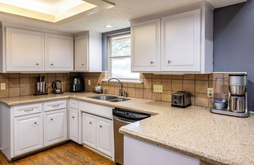 West Oak Hill House | 5br home SW Austin. Huge yard. Relaxing garden. Games. Water slide. 3 patios.
