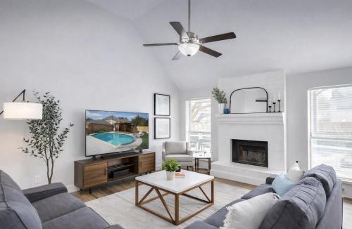 DeSoto Villa | 5BR Pool Villa Water Volleyball Cinema 20 mins from Dallas