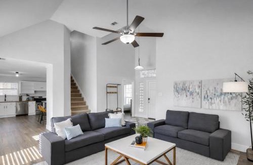 DeSoto Villa | 5BR Pool Villa Water Volleyball Cinema 20 mins from Dallas