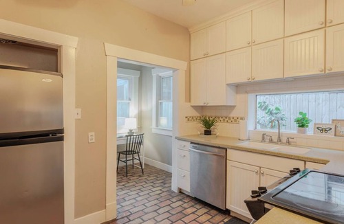 Neartown House | 5BR The Hera! Luxury Mansion in Montrose w/Pool! ★