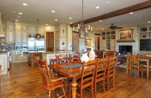 Enchanted Oaks House | 6 Bed 6 Bathroom!Stunning Oasis on the shores of Cedar Creek Lake