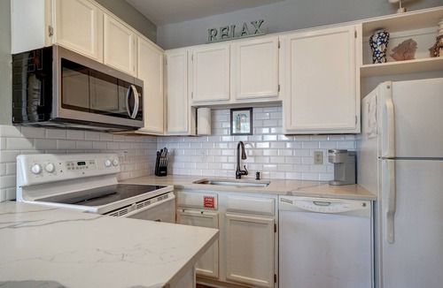 Corpus Christi Condo | 6 minute Walk to Whitecap Beach, 1st Floor Cozy Condo, Padre Island Vacation!