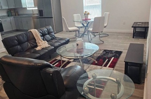 Oak Cliff Cottage | 632 4 Large Bedrooms Spacious Private Yard
